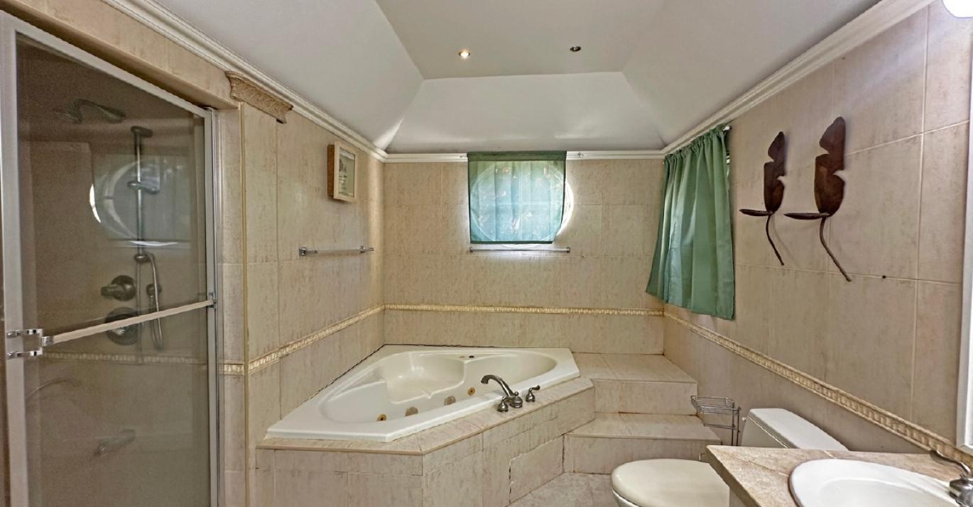 Hillcrest Avenue8 Jacuzzi