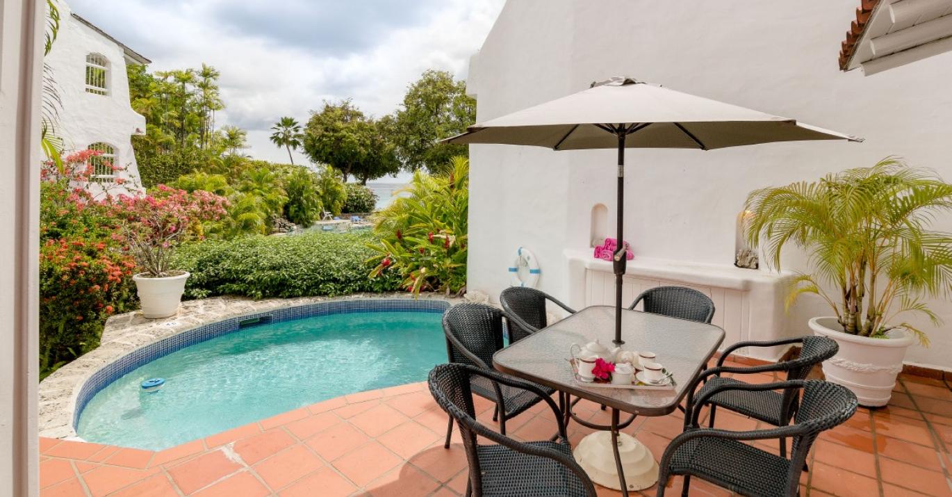 ocean view poolside dining